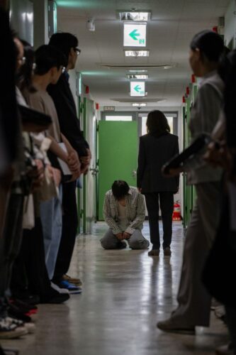 질식감(窒息感)의 미학: 연극 〈카포네 트릴로지〉, 〈12인의 성난 사람들〉, 〈미궁의 설계자@남영동〉으로 보는 공간과 권력 6 202505291407338451 l 1